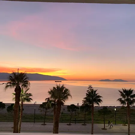 Desa Seaside شقة فلورا